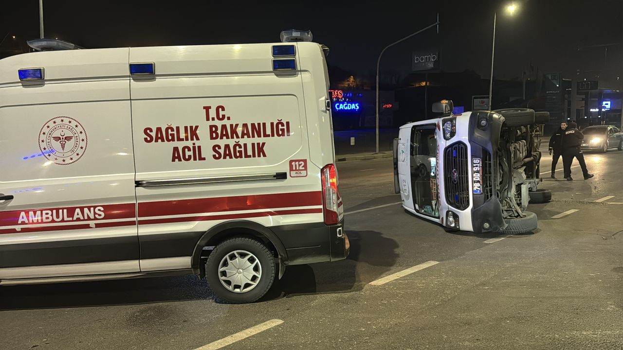 Karabük'teki kaza sonucu 3 ambulans görevlisi yaralandı.
