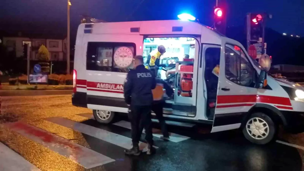 Karamürsel'de Kaza: 3 Kişi Yaralı