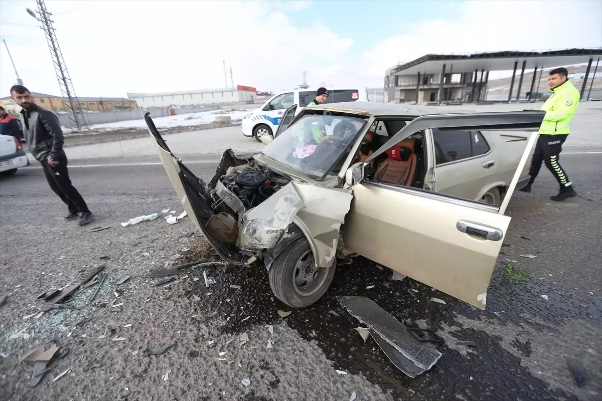 Kars'ta Trafik Olayı: 3 Kişi Yaralandı