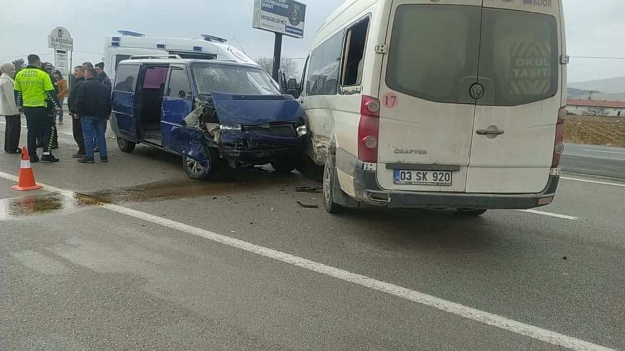 Minibüslerin çarpışması sonucu 7 kişi yaralandı, trafik kazası acı bir sonla noktalandı.