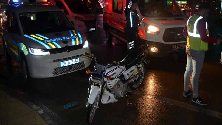 Polis uyarısını dinlemeyerek kaçan genç sürücü, kazaya karışıp yaralandı.