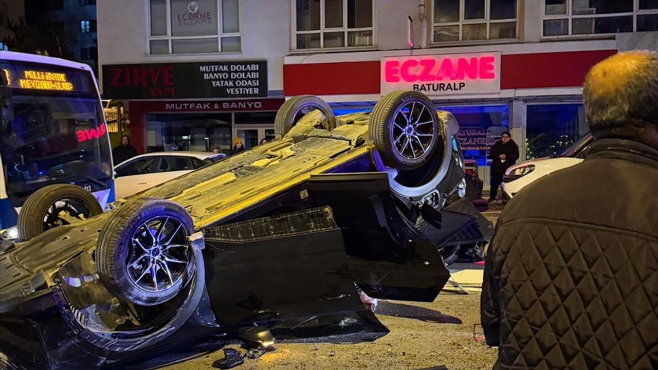 Ankara Çankaya'da araç devrildi, 1 kişi yaralandı.