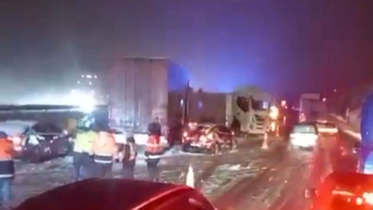 Bolu Dağı Tüneli çıkışında 6 araç zincirleme kazası!