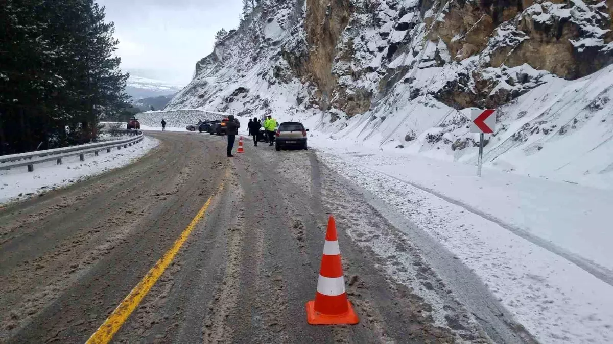 Domaniç-İnegöl yolunda meydana gelen üç ayrı trafik kazasında 5 araç maddi zarara uğradı.