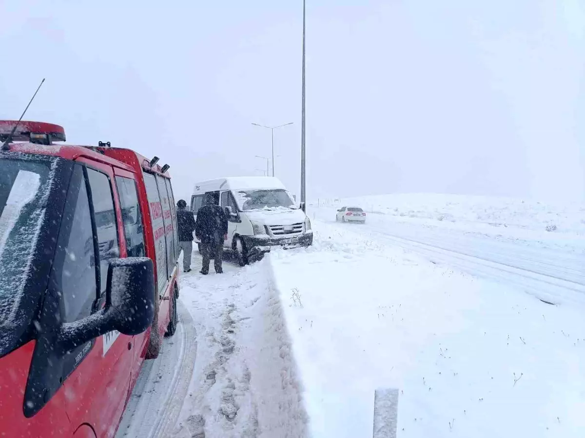 Erciş'te trafik kazasında 3 kişi yaralandı.