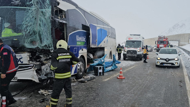 Erzincan'da otobüs ile tır çarpıştı: 3 kişi yaralı.