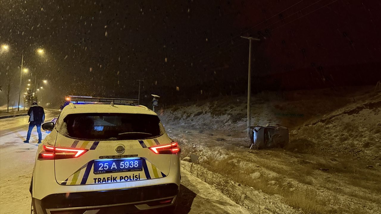 Erzurum'da kar yağışı nedeniyle araç devrildi, sürücü yaralandı.