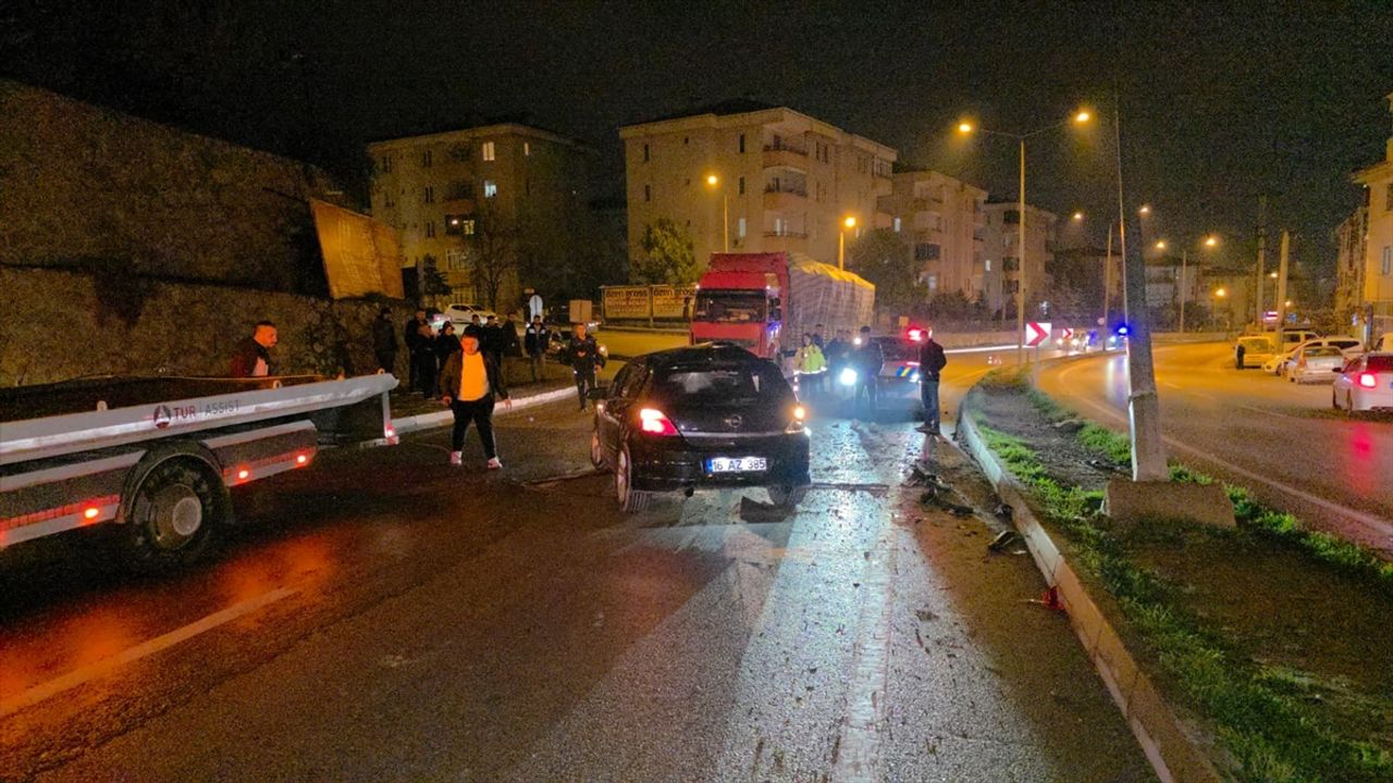 İnegöl, Bursa'da araç devrildi: 3 kişi yaralandı.