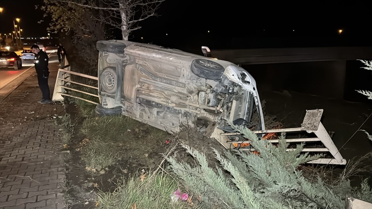 Karabük'te trafik kazasında araçlar çarpıştı, 3 kişi yaralandı.