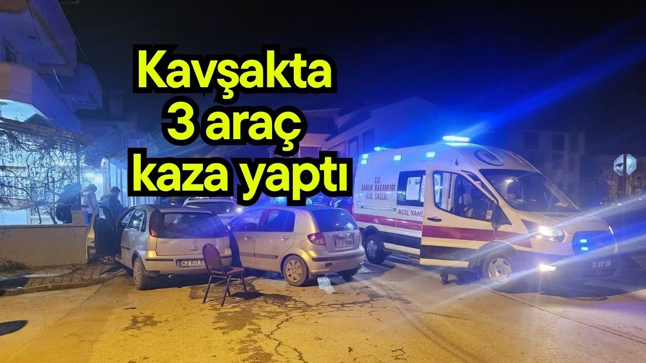 Kavşakta 3 araç çarpıştı (Görüntü)