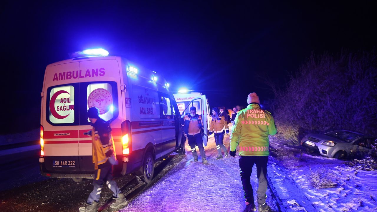 Nevşehir'de buzlanma sebepli 6 kazada 12 kişi yaralandı.