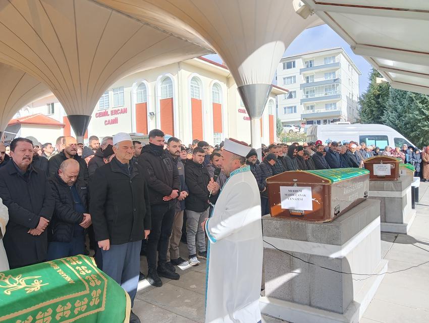 Trafik kazasında hayatını kaybeden aile ve bebekleri son yolculuğuna uğurlandı.