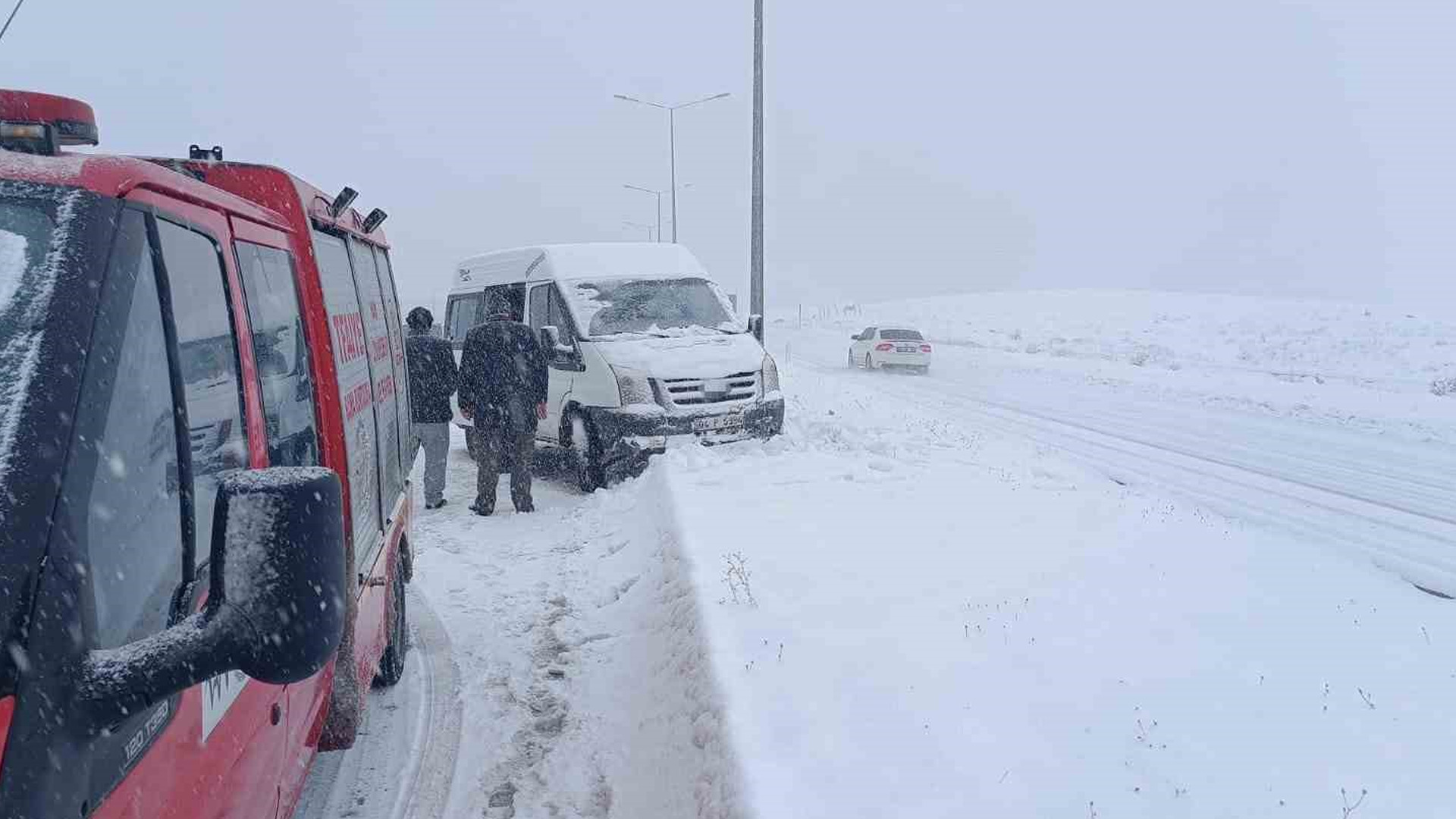Van'da akşamüzeri korkunç minibüs kazası: Kaldırıma çarptı, yaralılar...