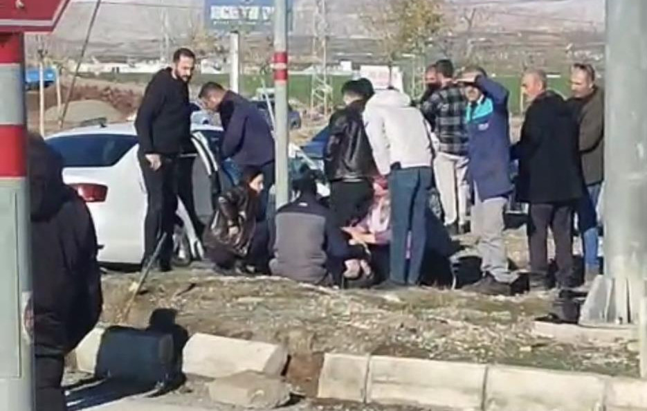 Adıyaman'da iki araç çarpıştı, 1 kişi hayatını kaybetti ve 8 kişi yaralandı.