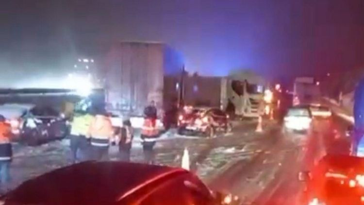 Bolu Dağı Tüneli'nde zincirleme kaza meydana geldi.
