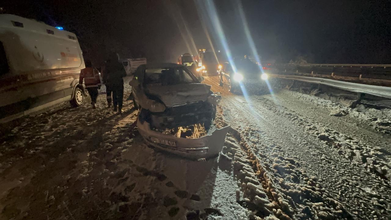 Bolu'da kar yağışı trafiği etkiledi ve kazalara sebep oldu.