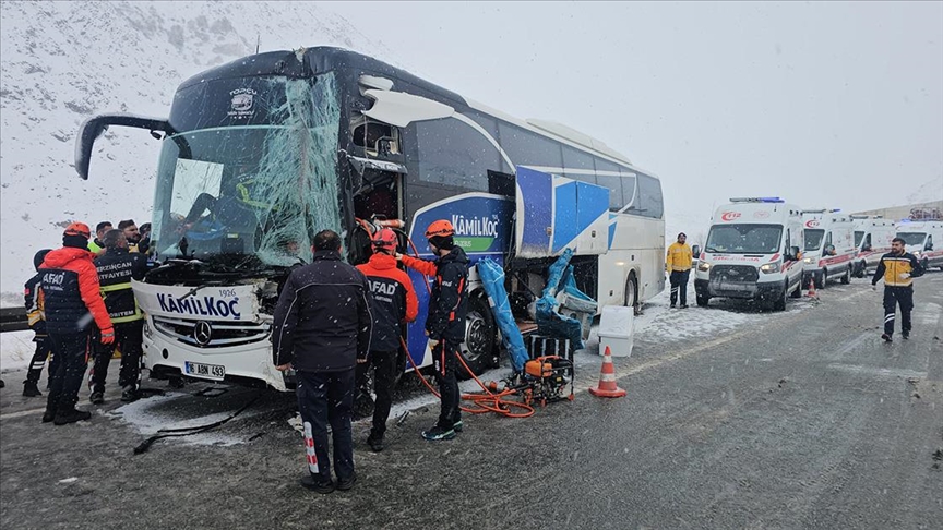 Erzincan'da otobüs ile tır çarpıştı, 3 kişi yaralandı.