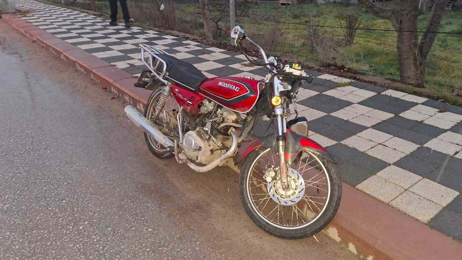 Kütahya'da genç bir motosiklet sürücüsü hayatını kaybetti: Motor engelle çarpıştı! Henüz 17 yaşındaydı...