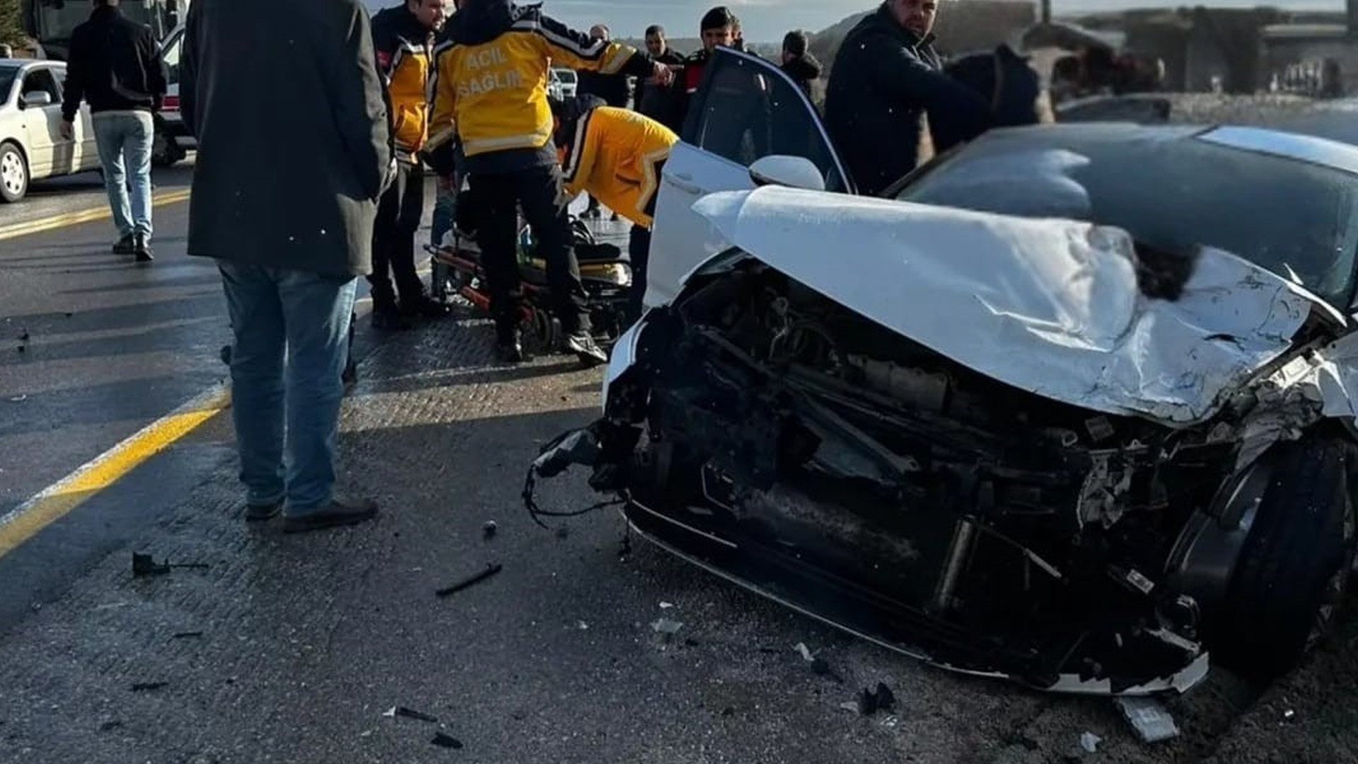 Motor araziden çıkıp yolcuları savurdu! Sınır kapısında korkunç kaza...