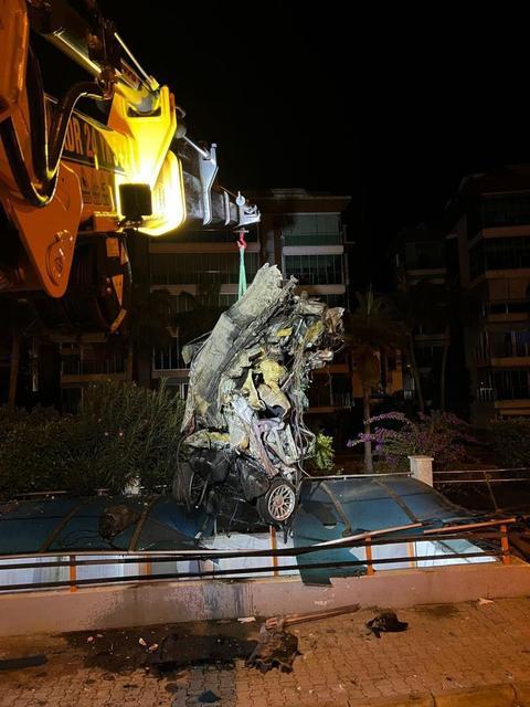 Ölümlü kaza: Sürücü hayatını kaybetti, BMW alt geçide çarptı.