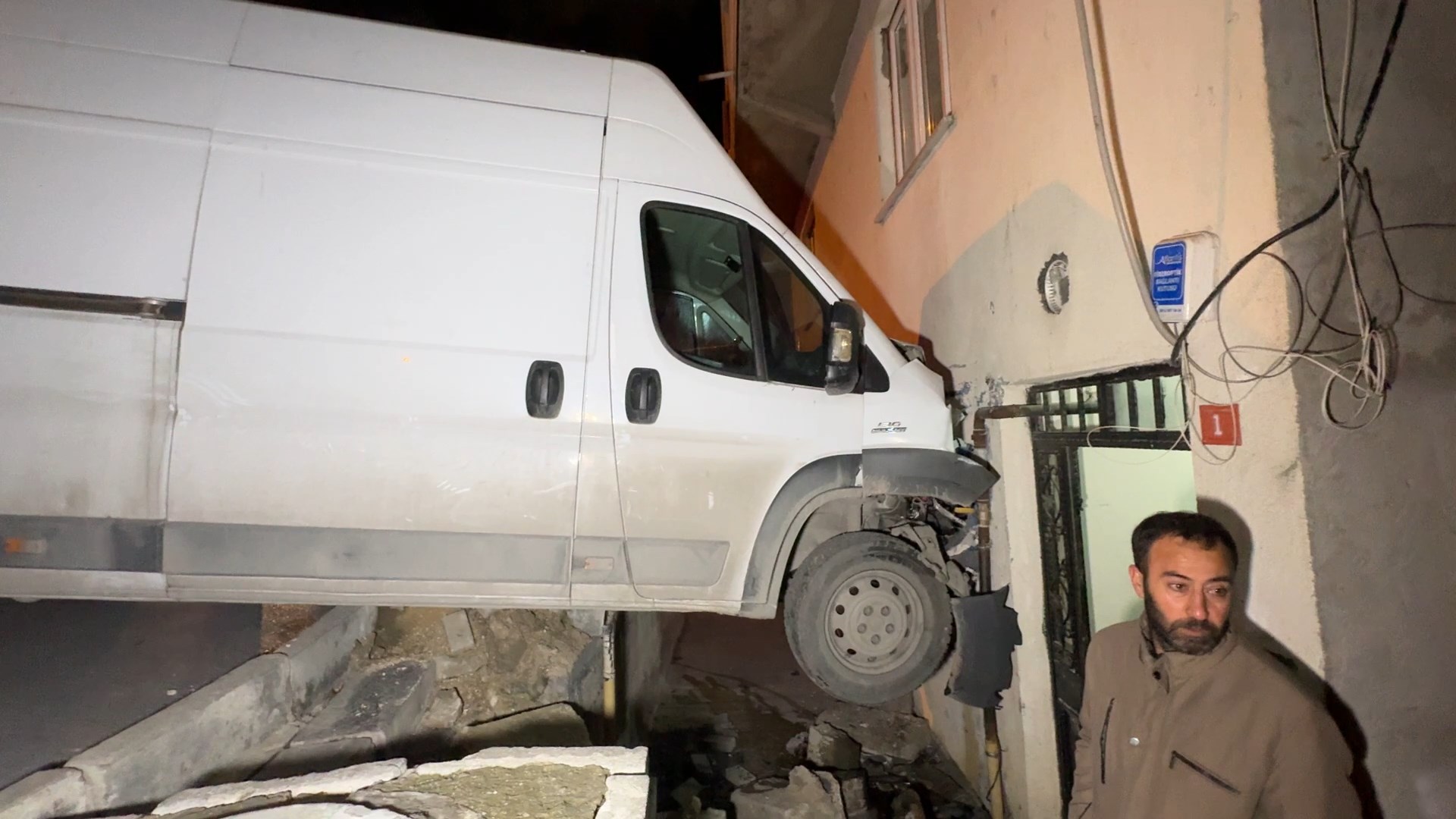Trafik kazası korkusu yaratan bir olay yatak odasında meydana geldi.