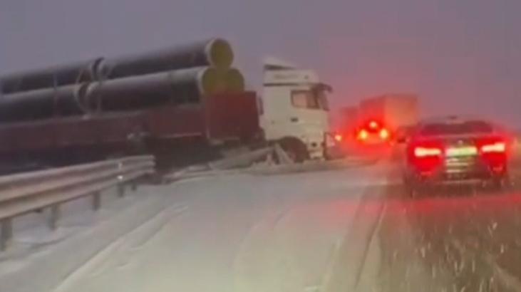 Yoğun kar yağışı yol güvenliğini tehlikeye attı, trafik kazalarına yol açtı.