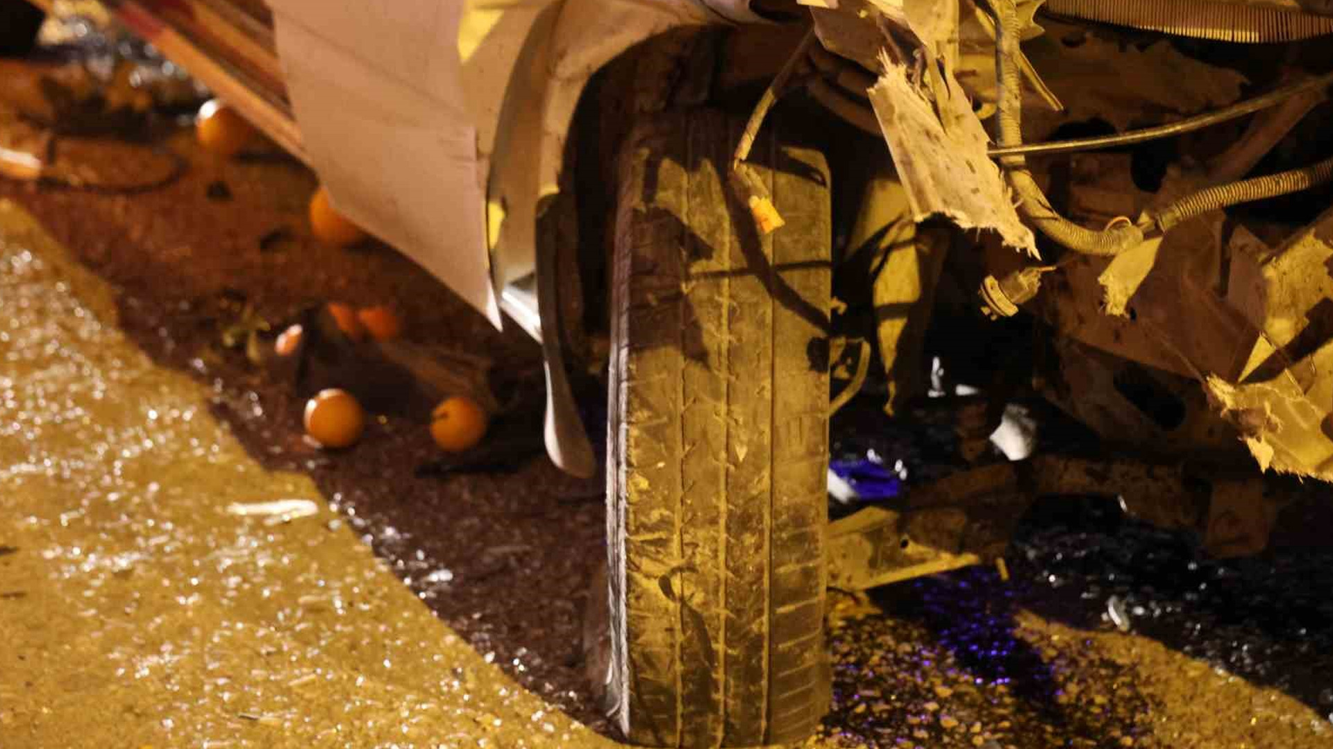Adana'da gerilim dolu anlar: İşçi servisi tıra çarptı, büyük panik!