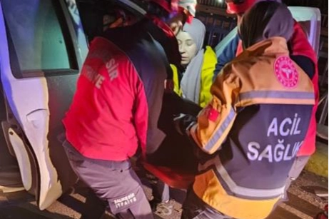 Balıkesir'de kaza meydana geldi, 2 kişi yaralandı.