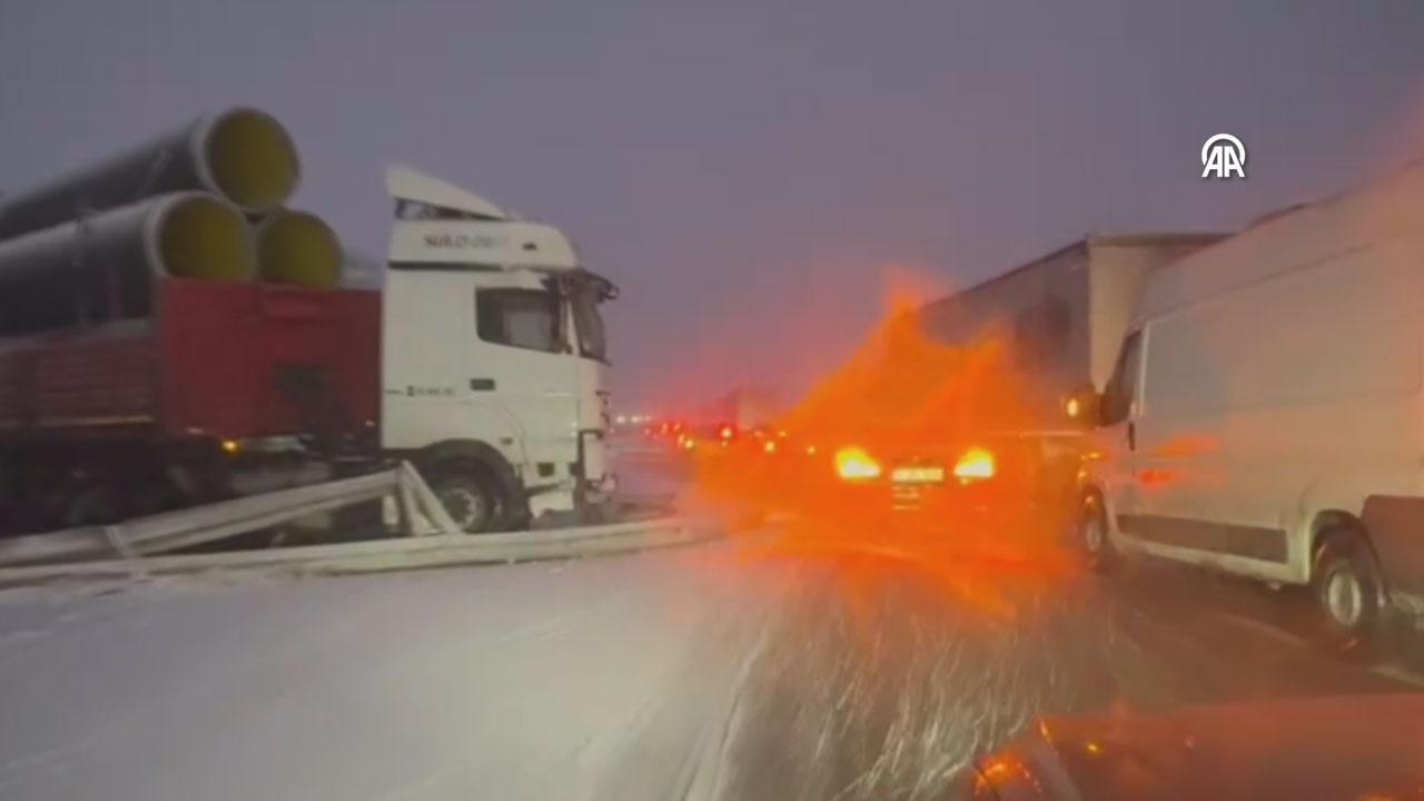 Bolu'da aşırı kar yağışı trafik kazalarına sebep oldu.