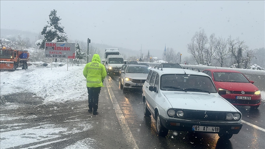 Bolu'da yoğun kar yağışı trafiği olumsuz etkiledi.