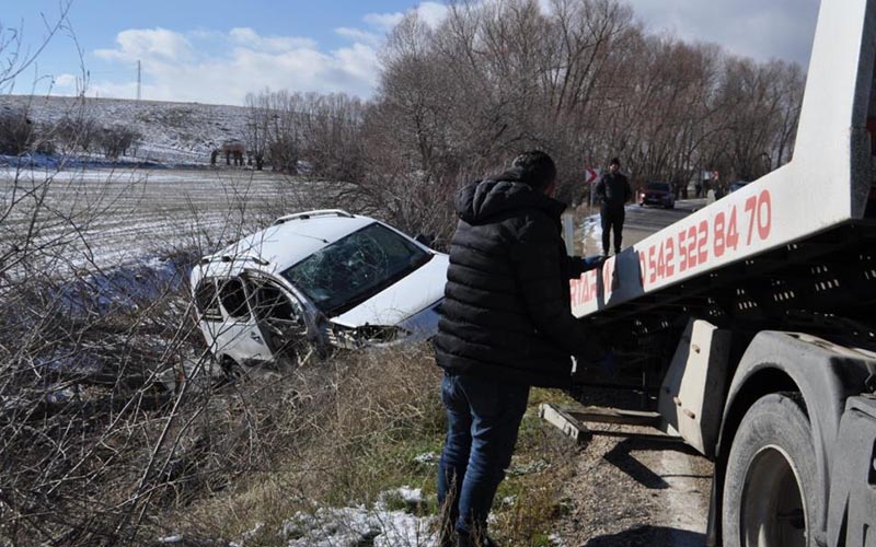 Denizli'de araç şarampole devrildi, 4 kişi yaralandı.
