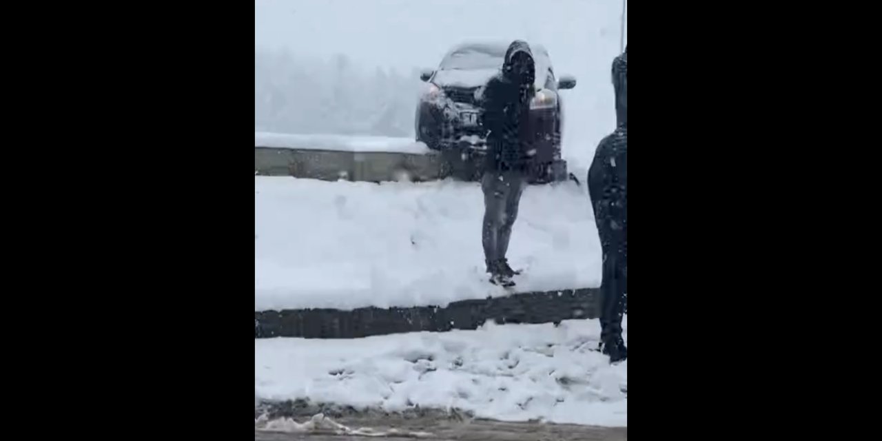 Diyarbakır'da kar ve buzlanma sebebiyle trafik kazası meydana geldi.