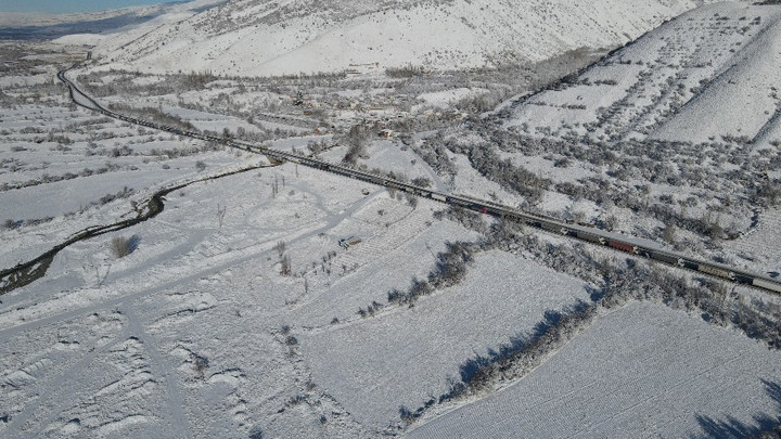 Erzincan-Erzurum yolu kaza sebebiyle 12 km araç kuyruğuyla kapandı.