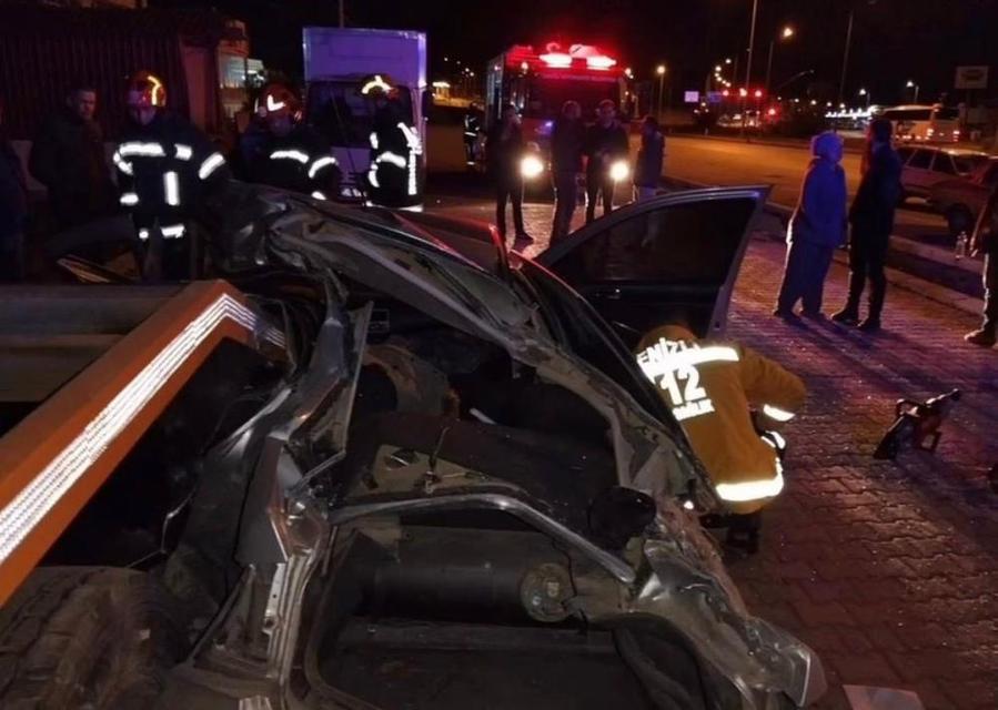Genç sürücü gece karanlığında hayatını kaybetti.