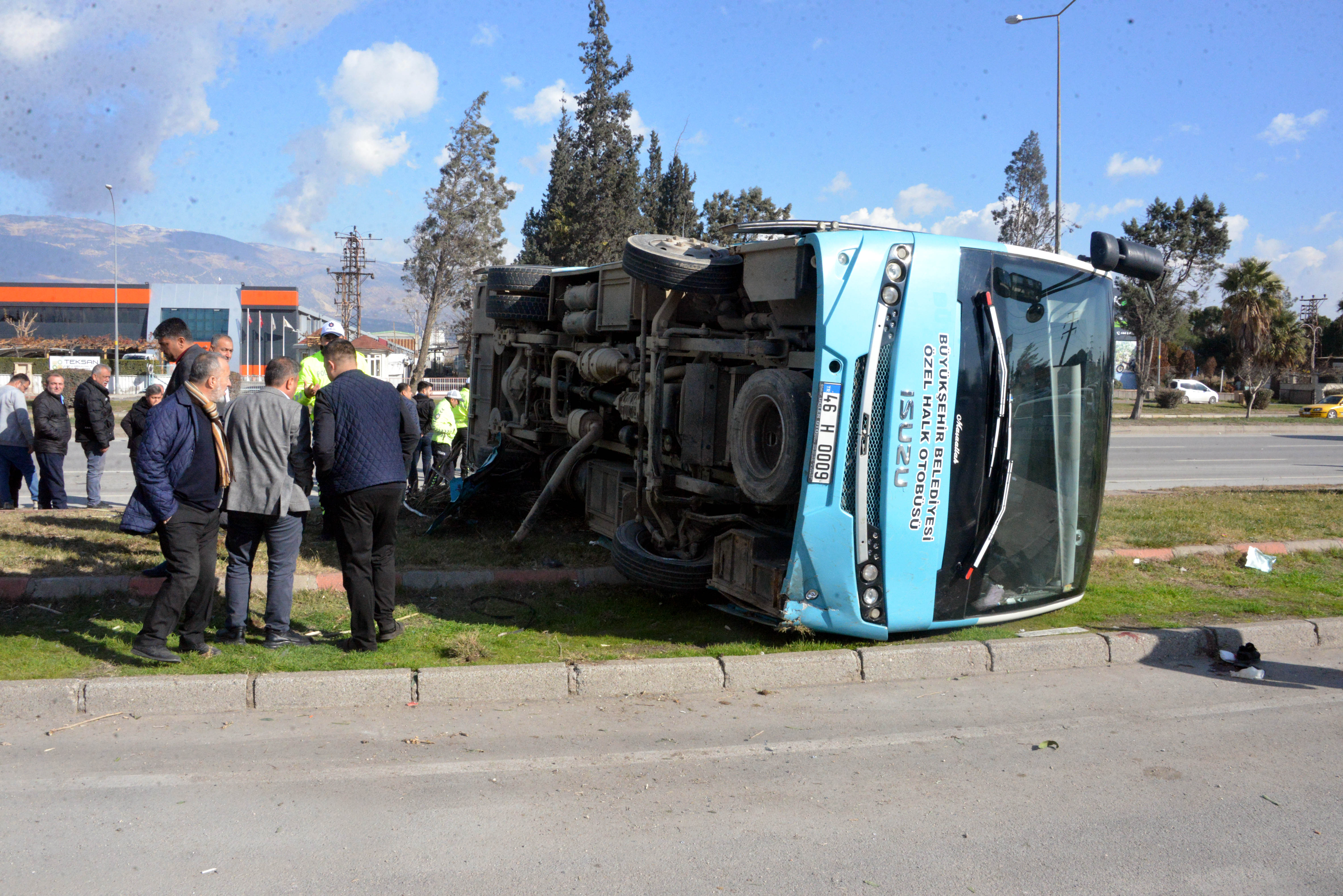 Halk otobüsüne çarpan ticari araçla 17 kişi yaralandı.