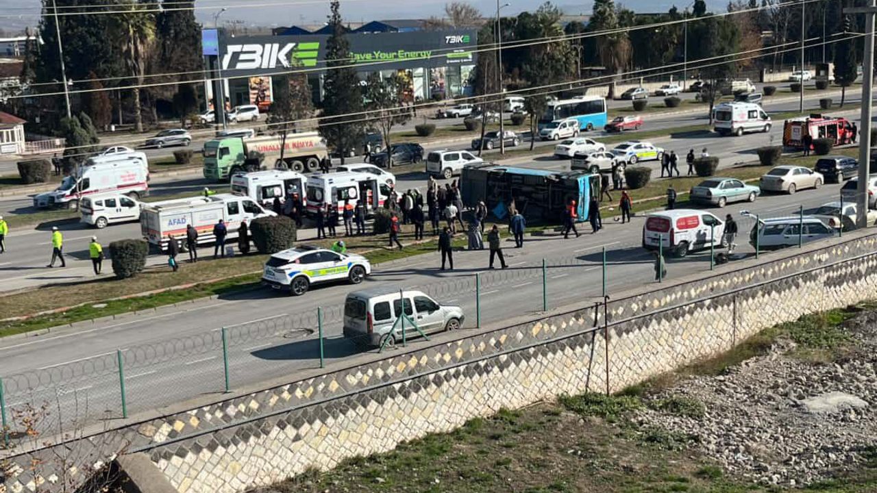 Kahramanmaraş'ta özel halk otobüsü kaza yaptı, birçok kişi yaralandı.