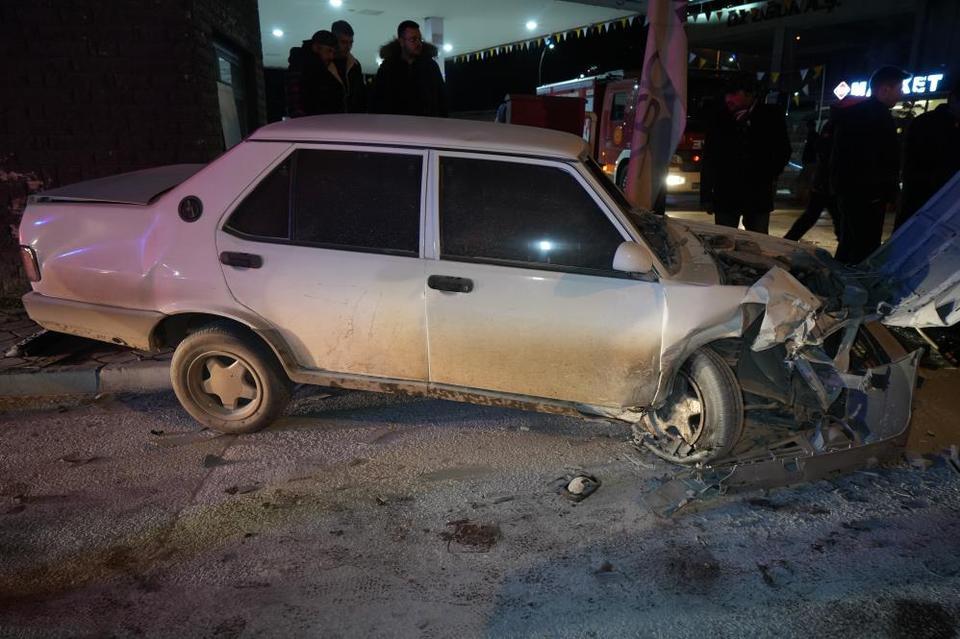 Korkunç trafik kaza: İki araç karşı karşıya çarpıştı, 3 kişi yaralandı.