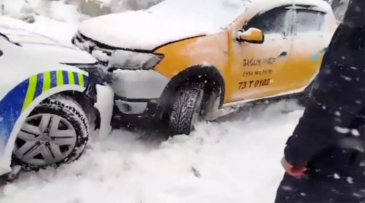 Şırnak'ta sık kar yağışı ve buzlanma zincirlenmiş kazalara yol açtı.