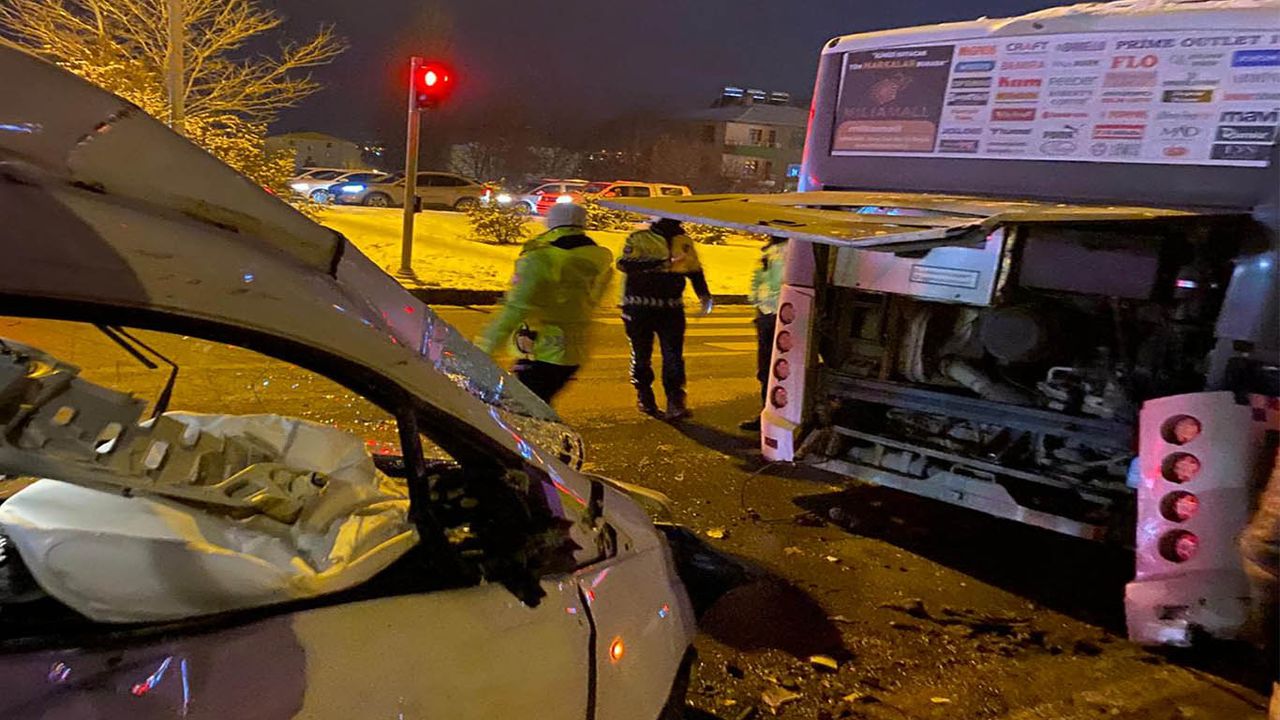 Bingöl'de karayollarının kaygan olması trafik kazasına sebep oldu: 1 kişi yaralandı.