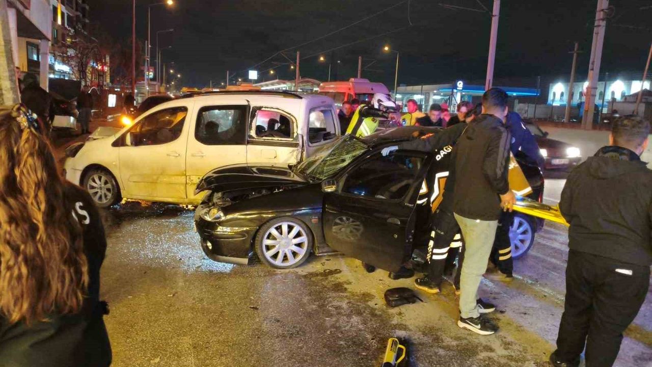 Bursa'da kaza anı görüntülendi: 4 kişi yaralı, 1'inin durumu ağır.