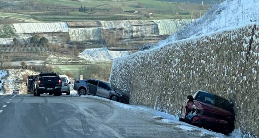 Kandıra İzmit Yolu'nda Zincirleme Kaza Gizli Buzlanmadan Kaynaklandı