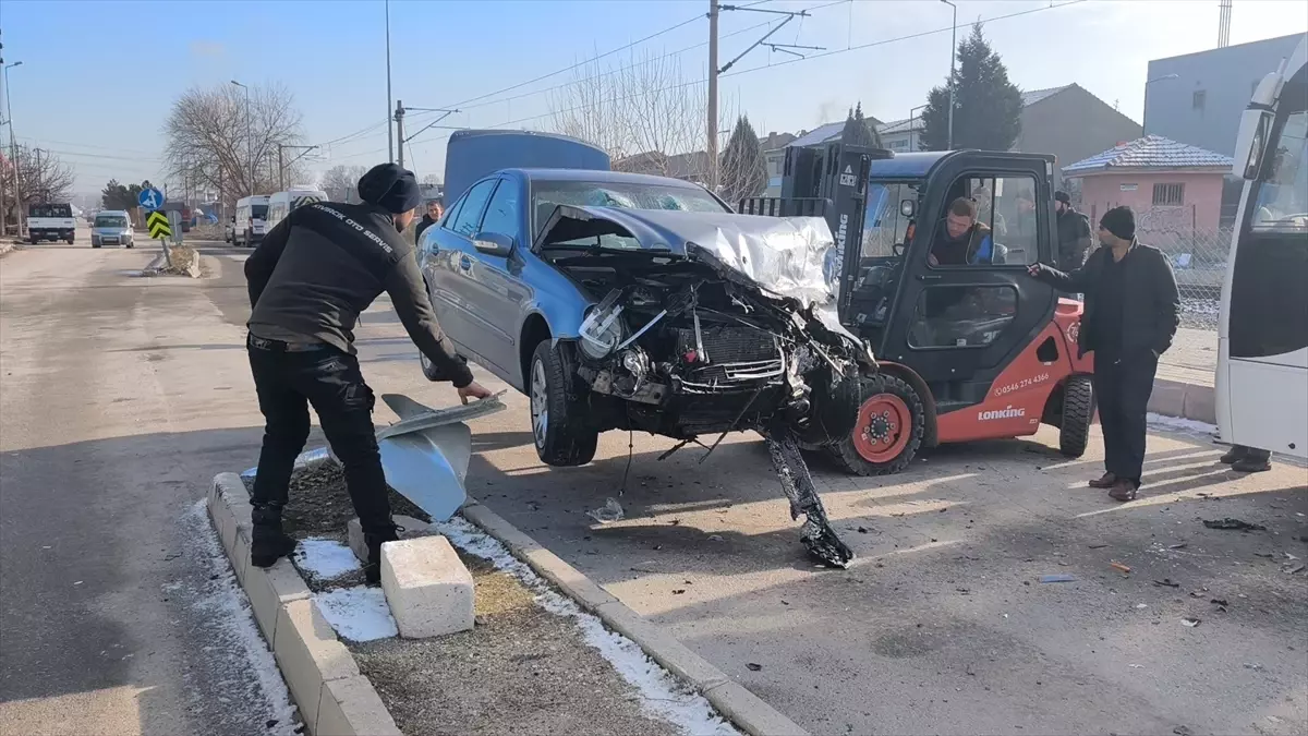 Kütahya'da trafik kazasında iki kişi yaralandı.