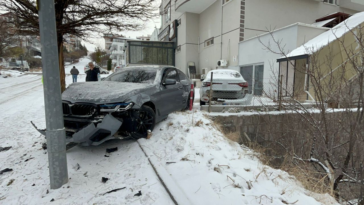 Nevşehir'de buzlanma sebebiyle kayarak kontrol kaybeden araç ağaca çarptı, kaza kamerada görüntülendi.