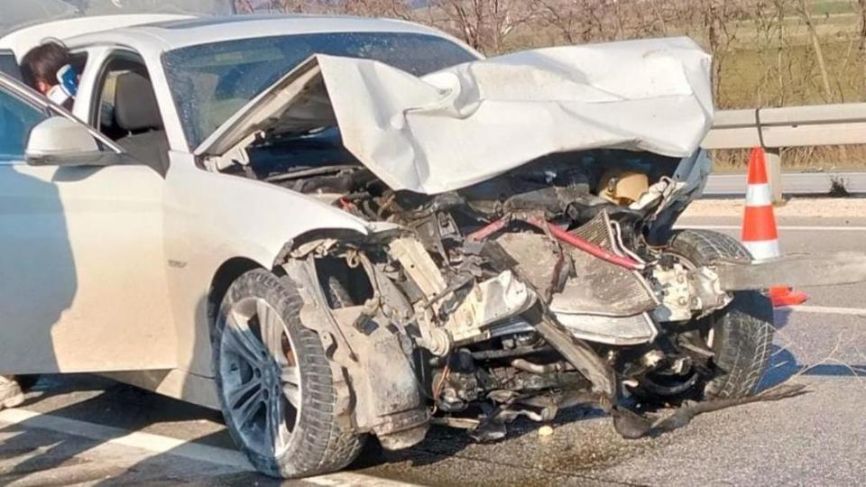 Otomobil ve SUV arasında korkunç bir trafik kazası: 8 kişi yaralandı.