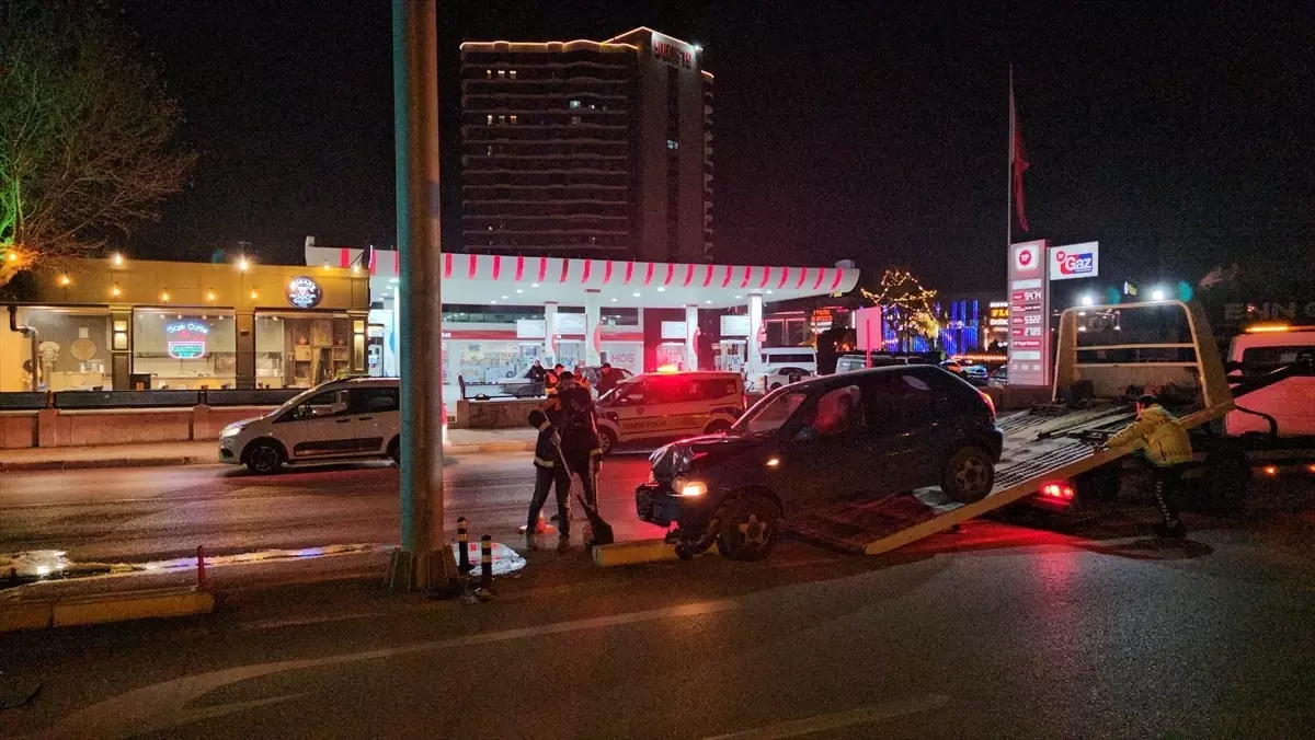 Çorum'da trafik kazasında sürücü yaralandı.