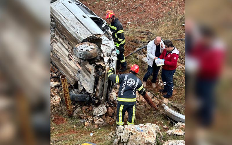 Denizli'de trafik kazası: Araç şarampole yuvarlandı.