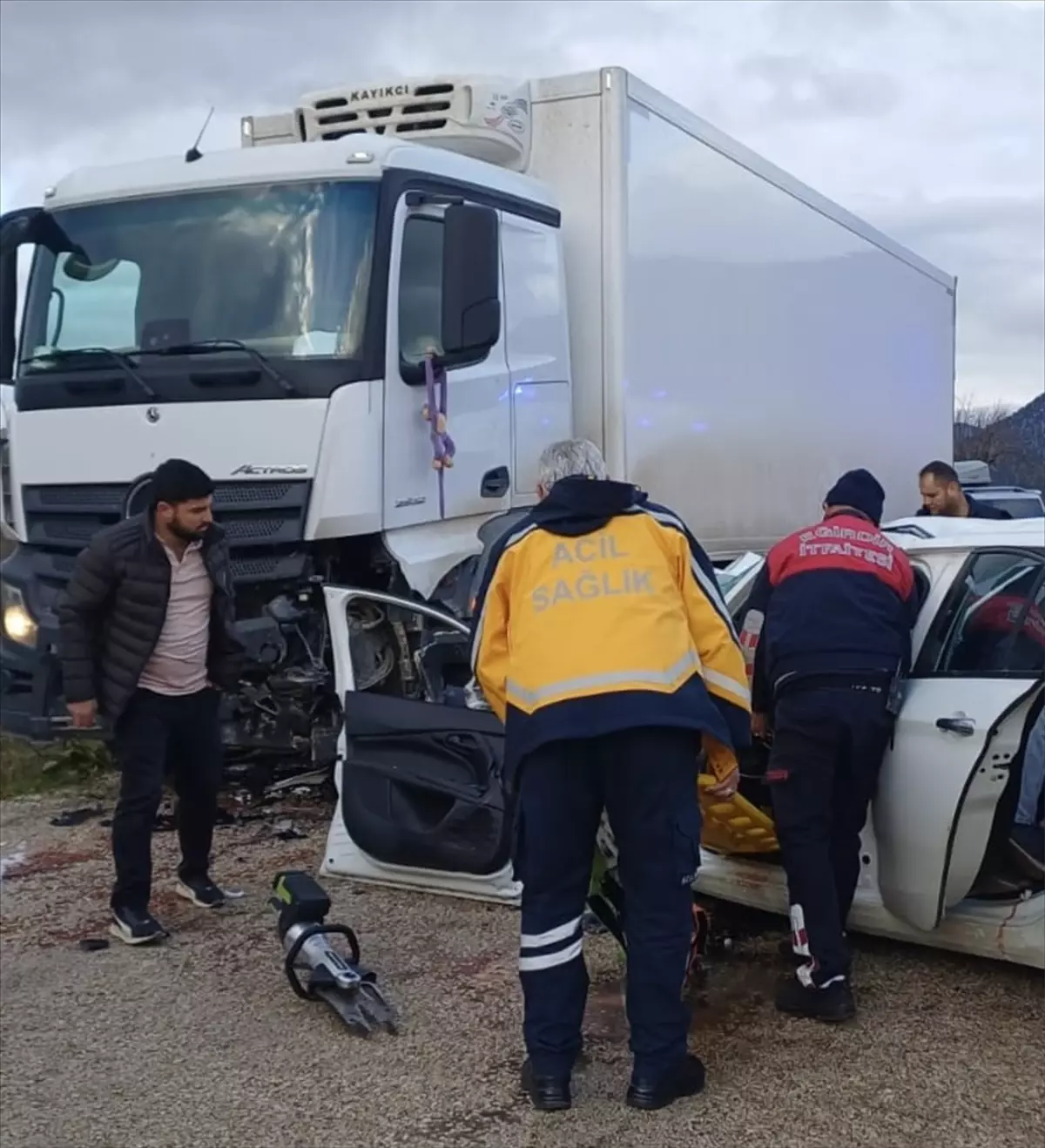 Eğirdir'de Kaza Sonucu 2 Kişi Hayatını Kaybetti, 1 Kişi Yaralandı.