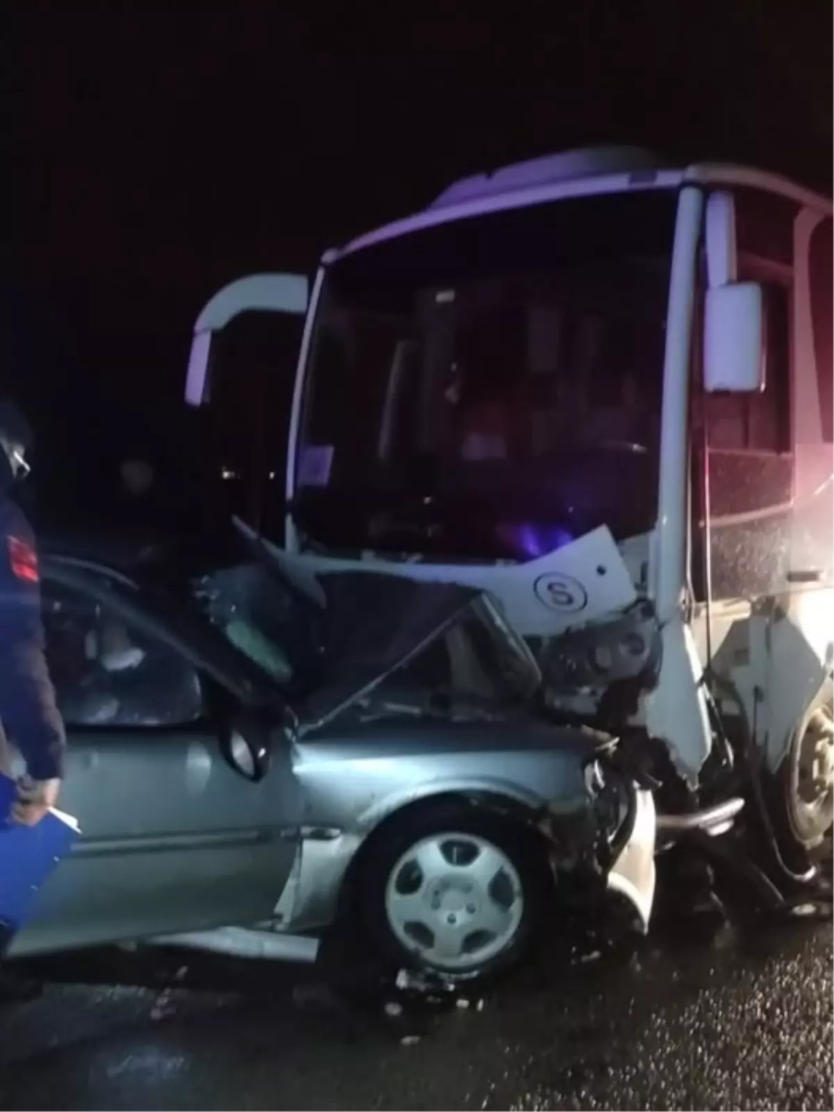 Gönen'de trafik kazası: Bir kişi hayatını kaybetti, sekiz kişi yaralandı.