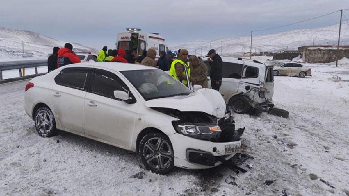 Iğdır-Doğubayazıt karayolunda zincirleme kaza: 4 araç, 4 kişi yaralı