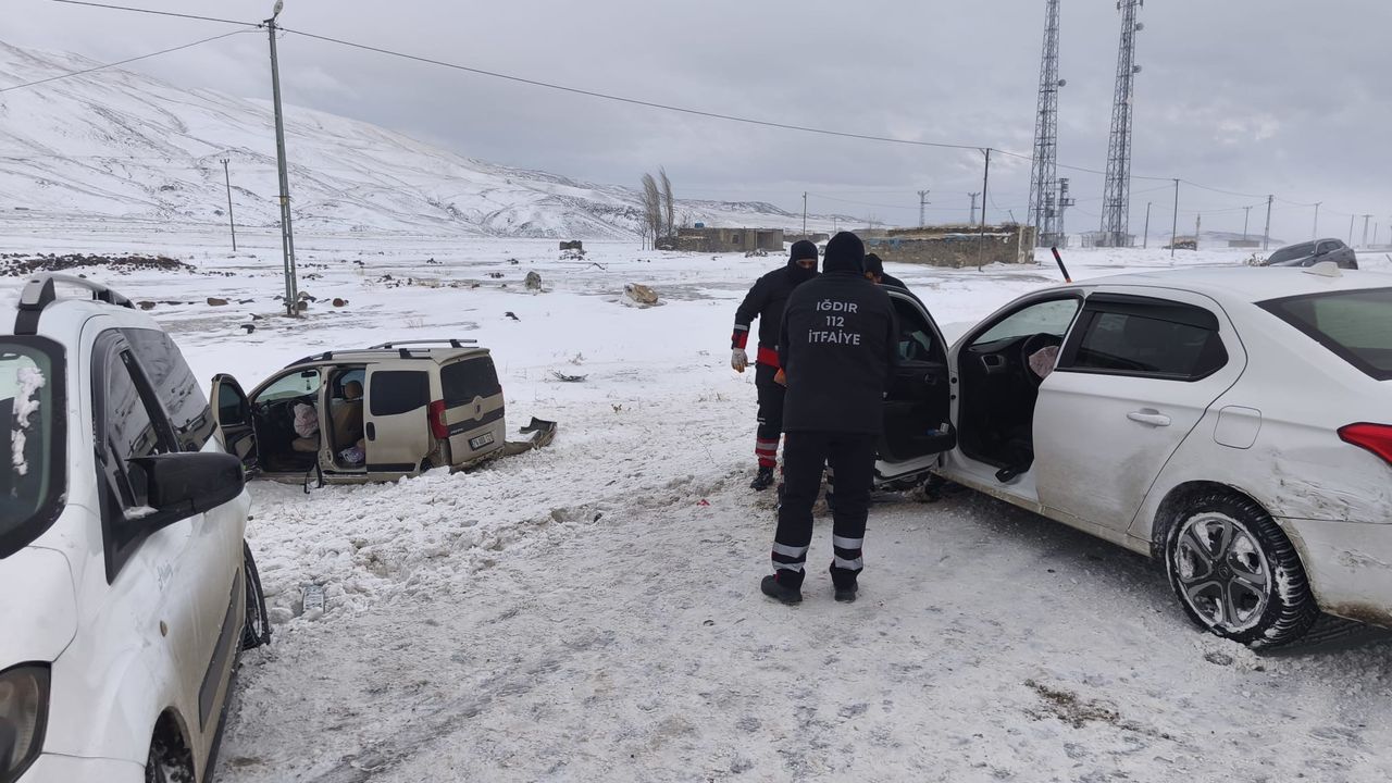 Kara Yolunda Zincirleme Kaza: 3 İnsan Yaralandı
